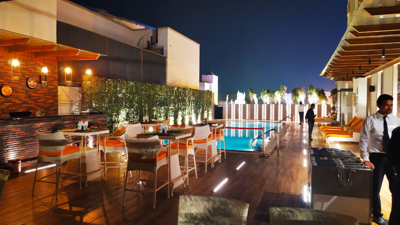 Aqua Lounge